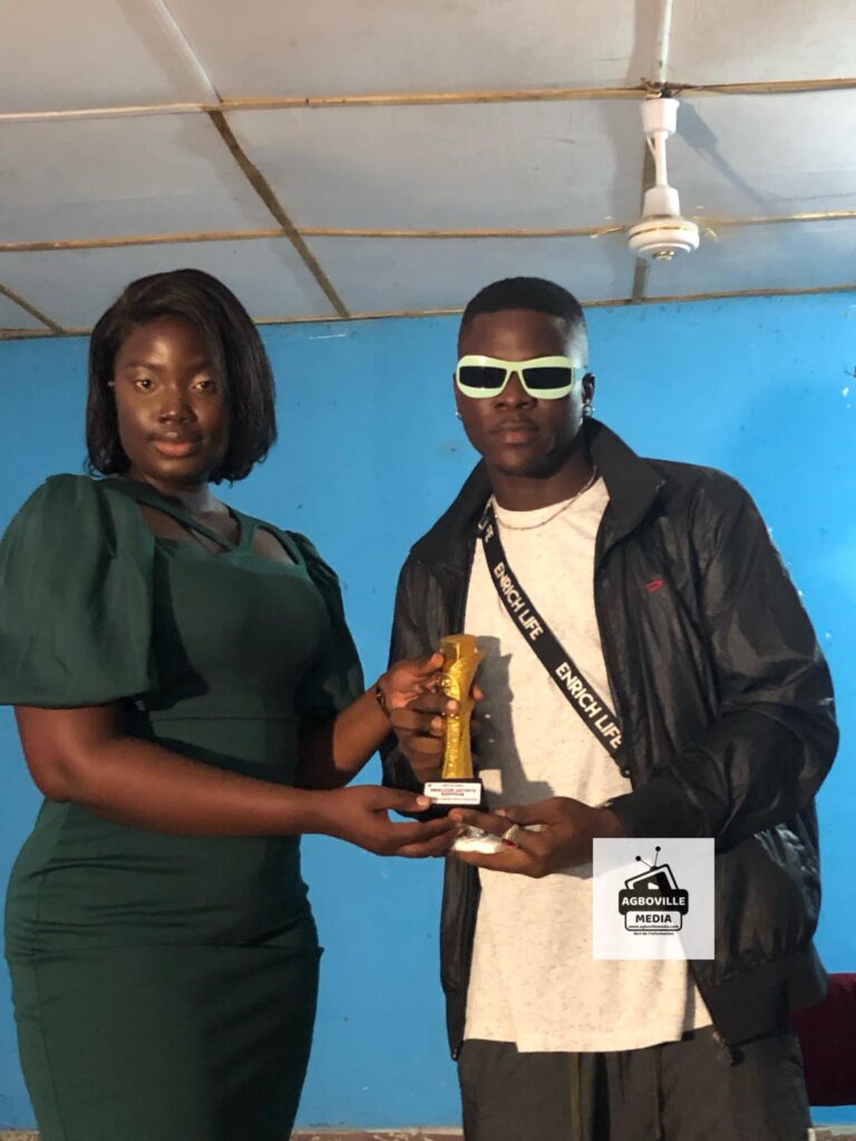 To one vainqueurs des Innovation Agneby Tiassa Award